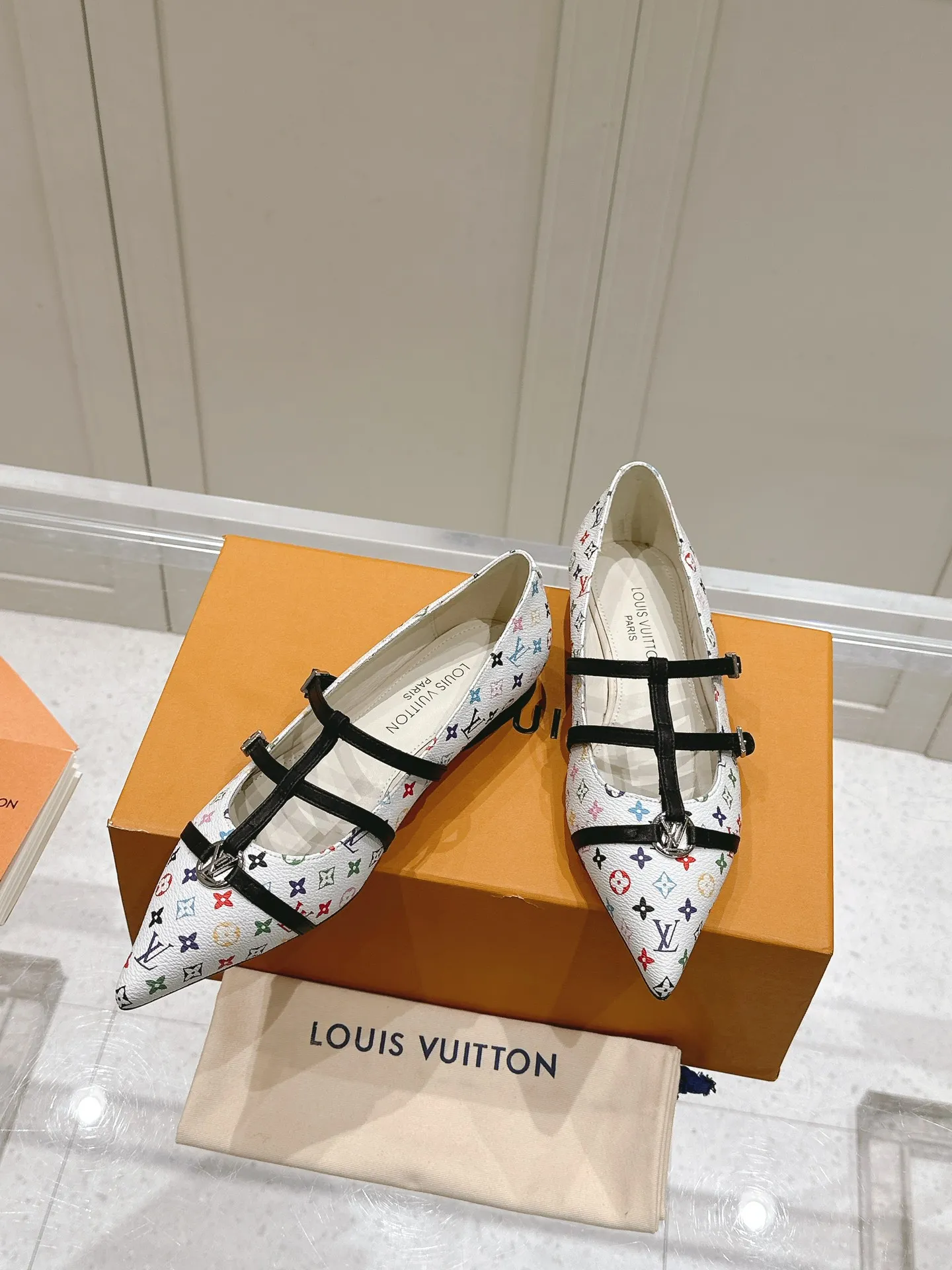 👟👟Ex-factory price 680👟👟 L V➕ Murakami Takashi co-branded series top quality louis vuitton ss25 new arrival～ LV.2025 spring and summer series｜new pointed toe high heels🆕 The small pointed toe of the eagle is matched with a hollow leather strip and a small square buckle to adjust the tightness, and the LV hardware "logo" is embellished, and the details and texture are particularly high-end! The sharp styling effect is a visual feast💯It is difficult to conceal the elegant temperament of LV. It is easy to wear, comfortable, sexy and exquisite ~ Grade A sheepskin lining is soft and breathable. The genuine leather outsole imported from Italy is easy to wear and will not tire your feet. Size: 35-40 (41 customized items are non-refundable)